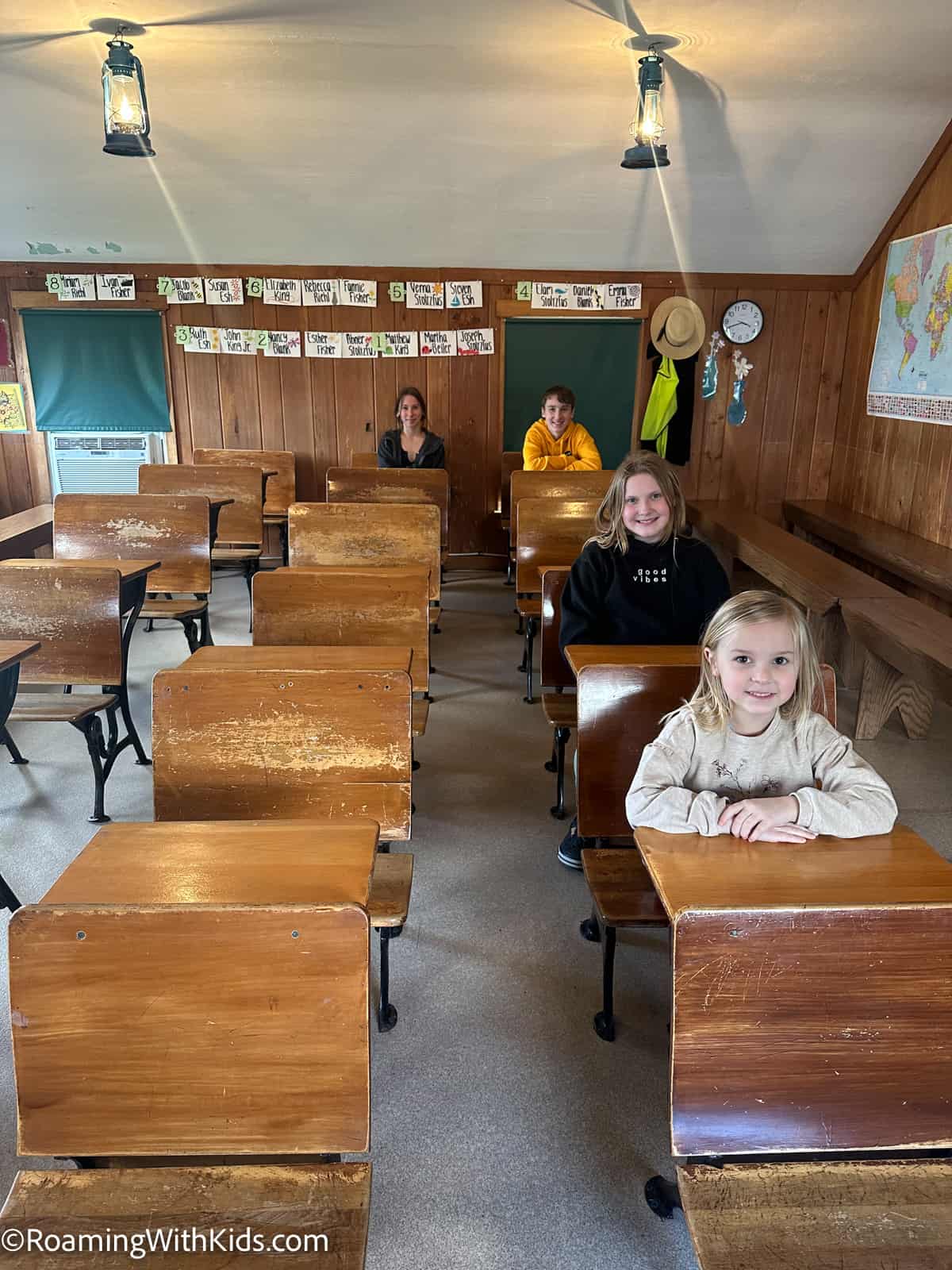 kids in the one room school house at the amish experience 