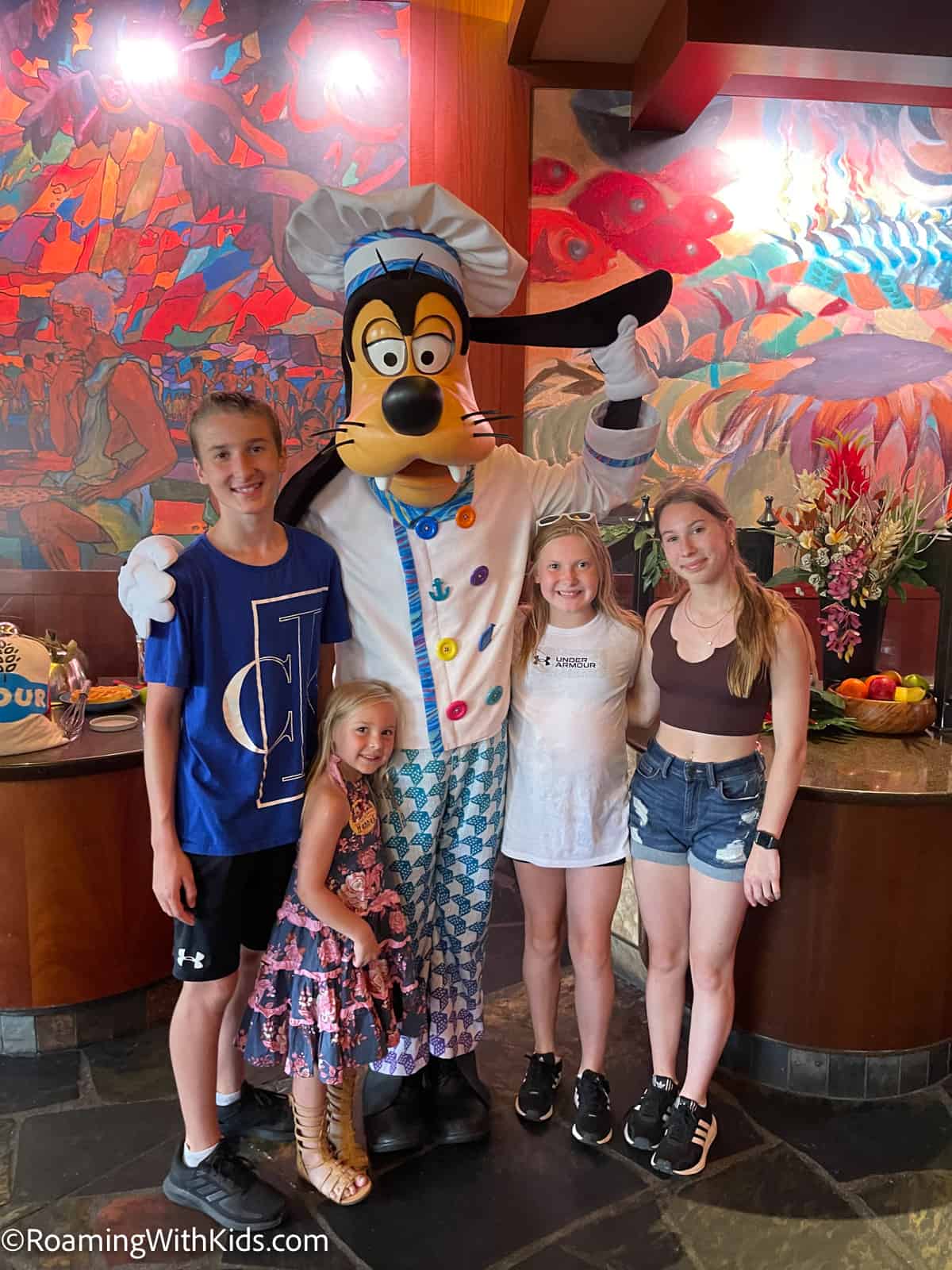 goofy and kids at Disney Aulani Character Breakfast 
