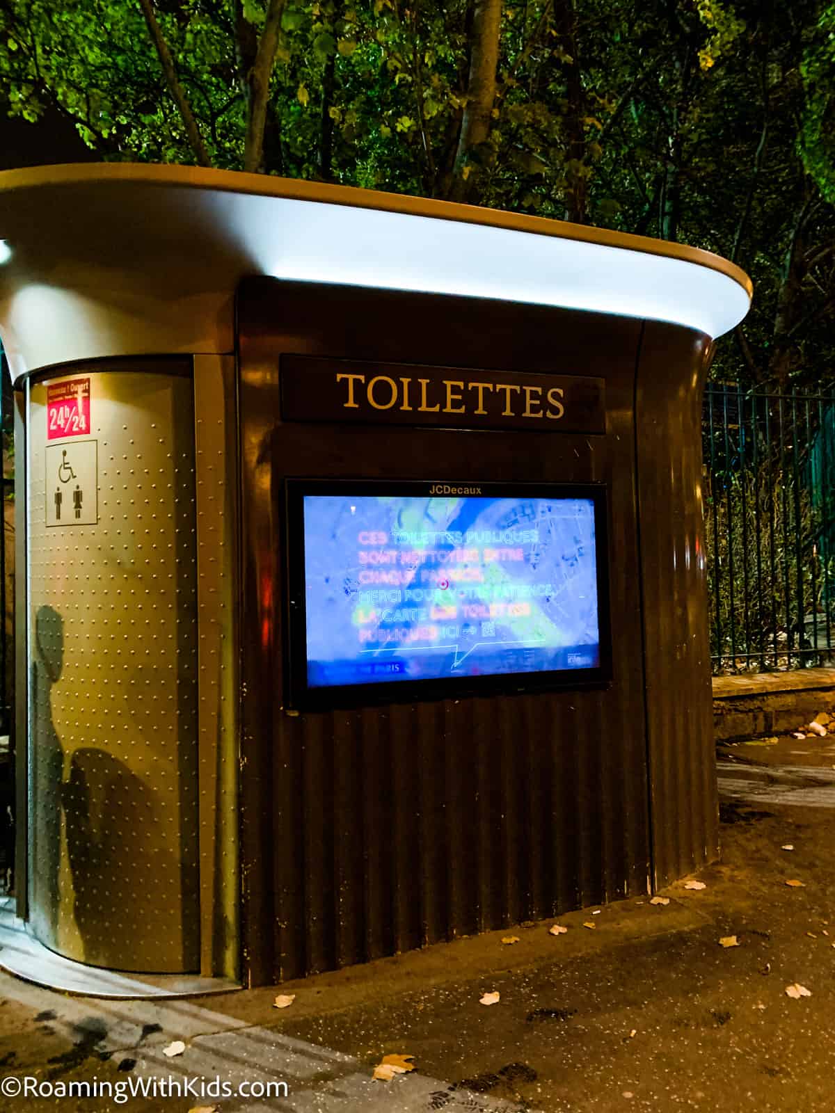 public toilet in paris france
